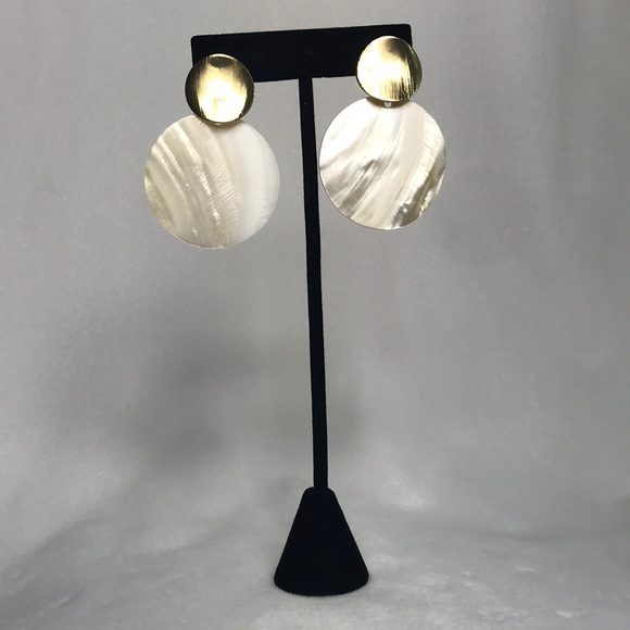 🌻 3/25 🌻 Pearl Shell Earrings - Picture 2 of 4